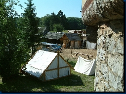 Blick über das Keltenmuseum zur Schmiede